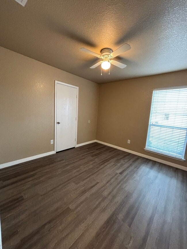 Building Photo - 525 Bretts Way