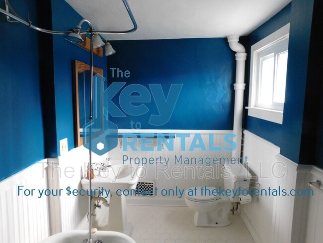 Building Photo - 321 N Main St