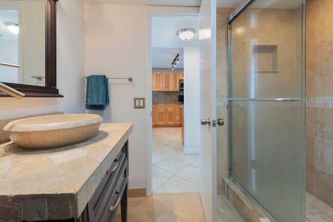 Building Photo - 100 South Pointe Dr