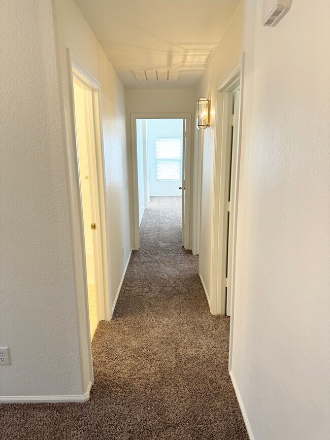 Building Photo - Fantastic 4 Bedroom/2 Bath Single Level Ho...