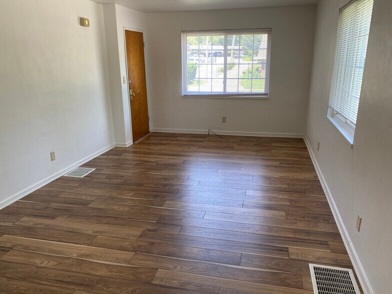 Building Photo - 2200 W Schantz Ave