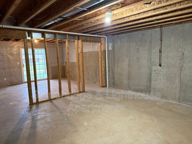 Building Photo - 2804 Coyote Ct