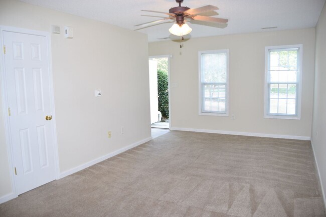 Building Photo - Spacious 2BR 2BA Townhome In Prime Location!
