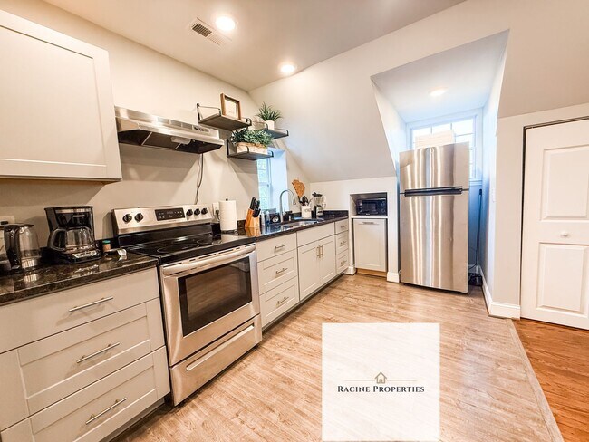 Building Photo - Furnished One Bedroom Available NOW!