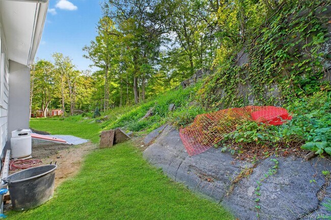 Building Photo - 2091 Maple Ave