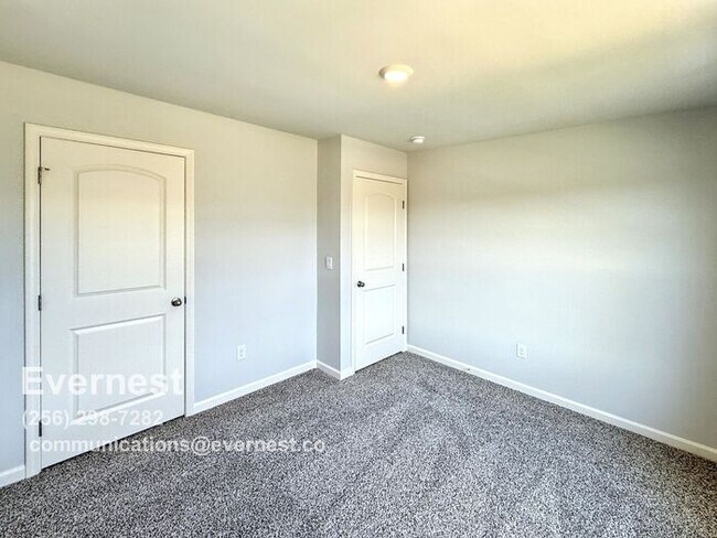 Building Photo - 3-Bedroom, 2.5-Bathroom Townhouse in a Pri...