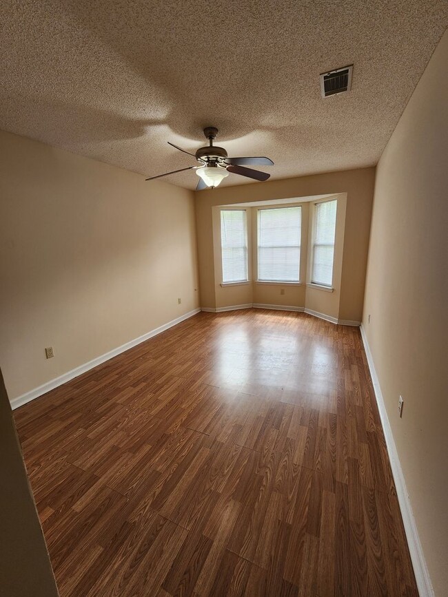 Building Photo - 906 Rice Ct