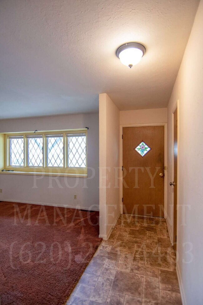 Building Photo - 3 Bedroom 2 Bath