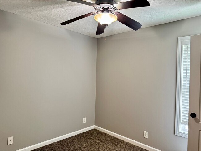 Building Photo - Cute 3 Bedroom Ranch in Fox Crossing! Conv...
