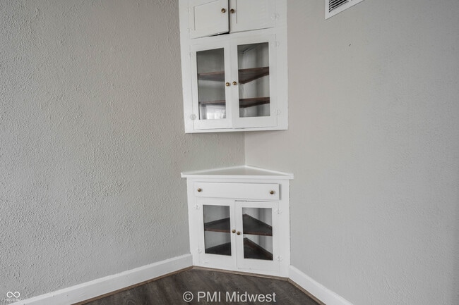 Building Photo - 824 E 44th St