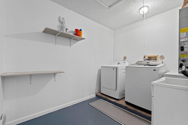 Building Photo - 1599 Bayridge Pl