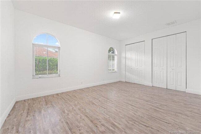 Building Photo - 872 SW Squire Johns Ln