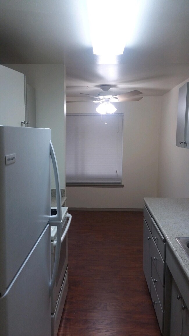 Building Photo - Country Squire Apartments - 2 bedrooms