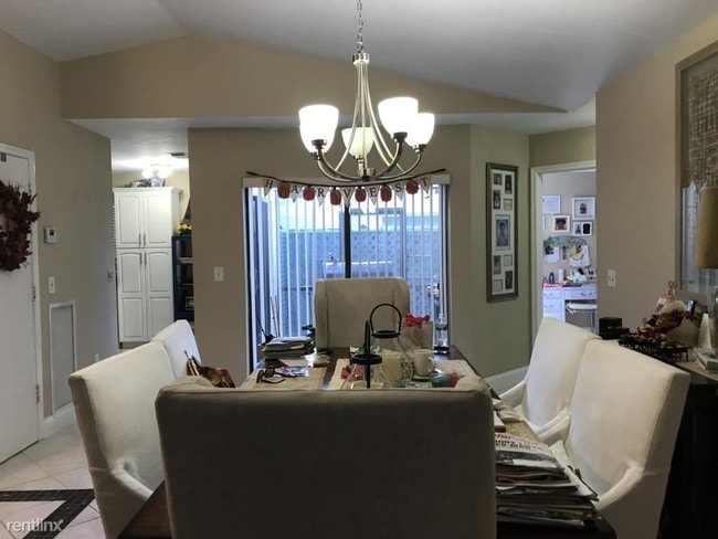 Building Photo - 3 br, 2 bath Townhome - 9087 SW 22nd St Apt A