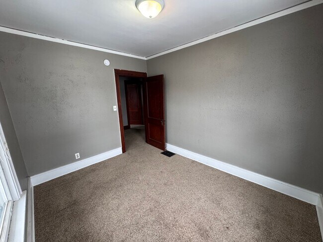 Building Photo - 4 bedroom 1 bath house in Rock Island