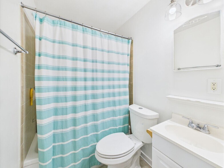 Building Photo - 1409 Landis Dr