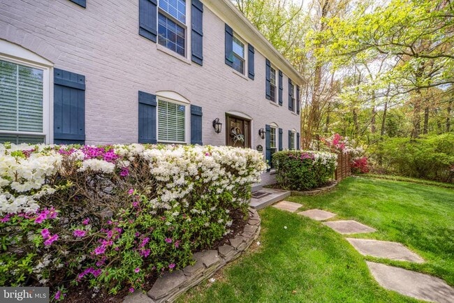 Building Photo - 2235 Abbotsford Dr