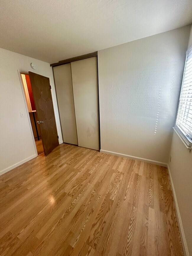 Building Photo - Marina Gardens Townhouse!  End unit, excel...