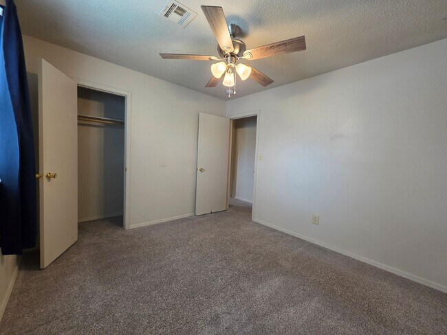 Building Photo - Cute 4 bedroom home in Shawnee