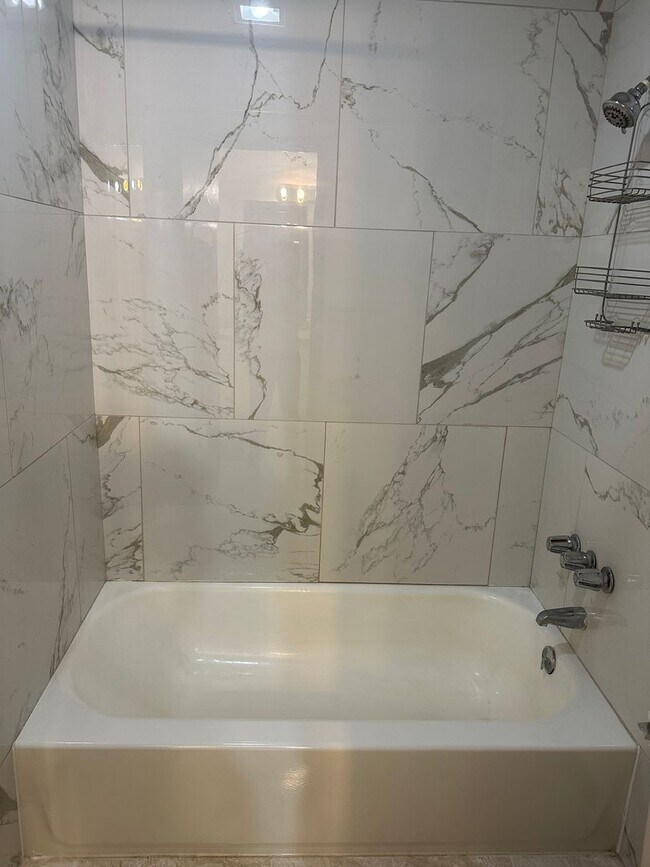 Building Photo - 6 BR 3 BA House in Colonial Hill Community