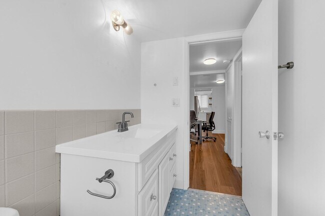 Building Photo - Lake Maitland Living | Mid-Century Charm