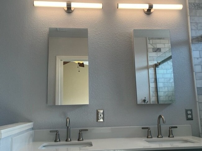 Building Photo - Corner Lot 3 Bedroom 2 Bath Double Diamond Home