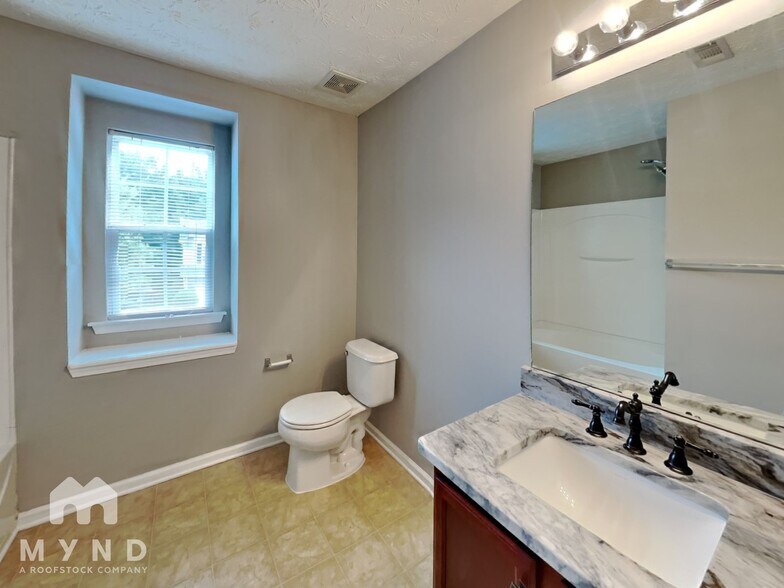 Building Photo - 2260 Valley Creek Dr
