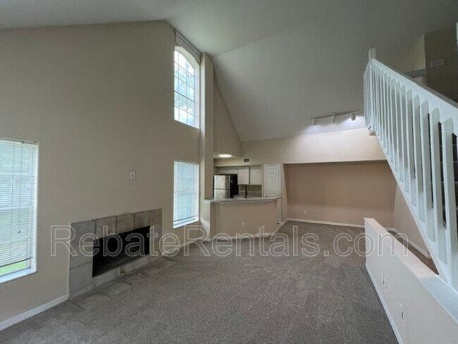 Building Photo - 13700 Richmond Park Dr N