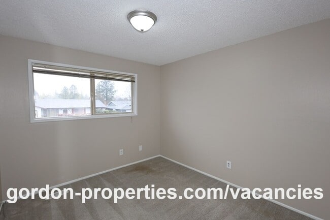 Building Photo - NE 22nd Ct - Gresham 4 bedroom split level home