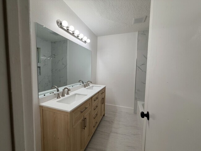 Building Photo - 16814 Barcelona Dr