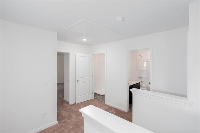 Building Photo - 590 River Run Dr