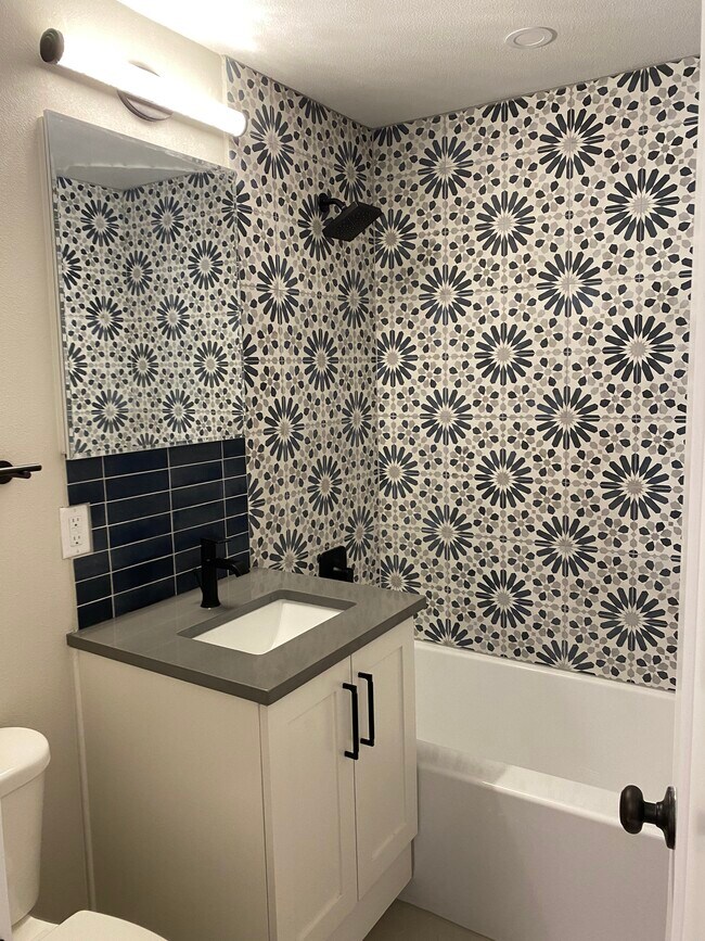 Building Photo - 201 S Mitchell St