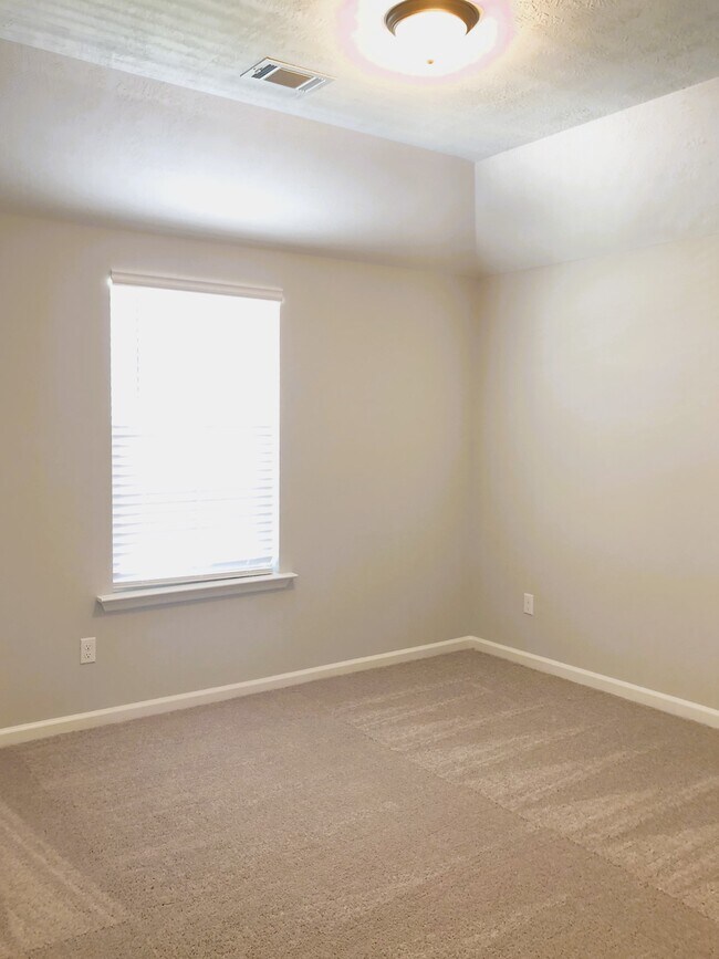 Building Photo - 1052 Mulford Lp