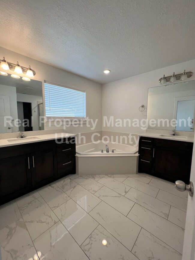 Building Photo - Cute townhome in Highland