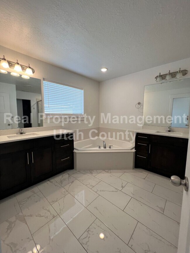 Building Photo - New Lower Price! Cute townhome in Highland