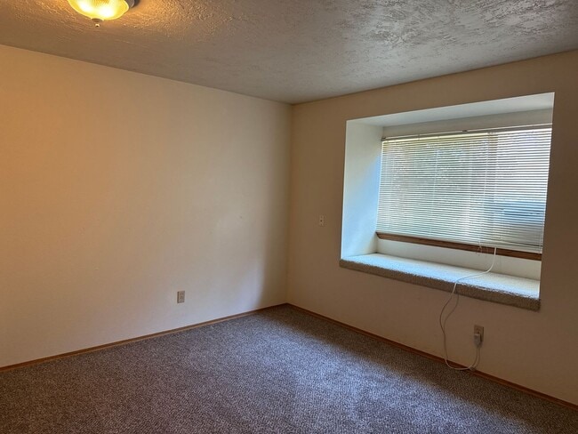 Building Photo - close to OSU, brand new carpet and floorin...