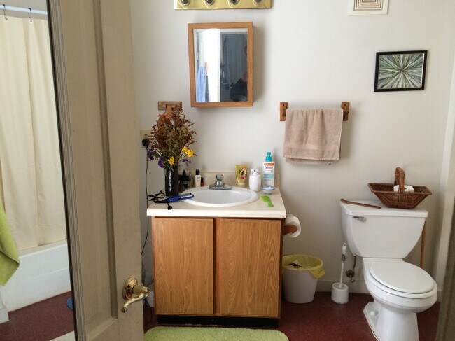 Building Photo - 1015 Main St