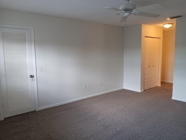 Building Photo - 8045 Eastlake Dr