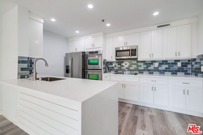 Primary Photo - 230 S Catalina Ave