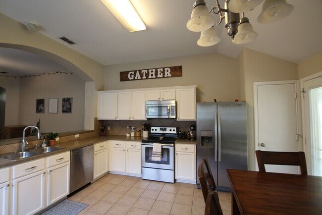 Building Photo - Tour Today! 4 bedroom 2 Bathroom in WHISD!