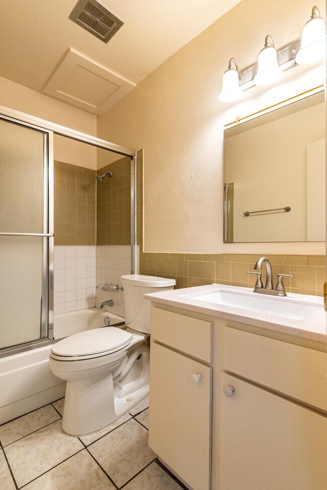 Building Photo - 206 Princeton Dr SE