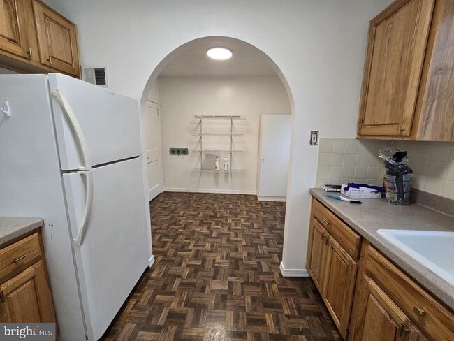 Building Photo - 831 Fanshawe St