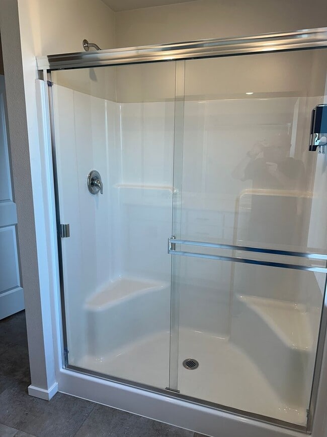 Building Photo - Newer 4 bedroom 2.5 bathroom house!