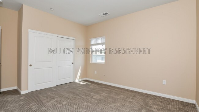 Building Photo - 1327 Holly Ave
