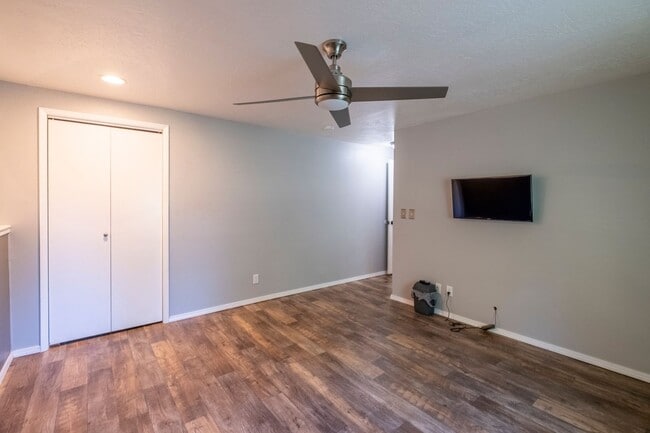 Building Photo - Large corner lot home in desirable Woodland Heights.