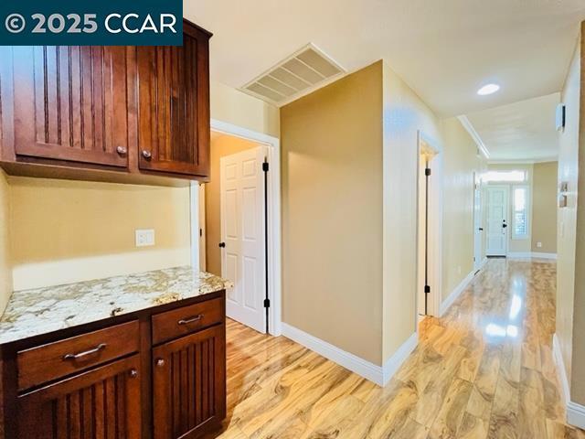 Building Photo - 3046 Lakemont Dr