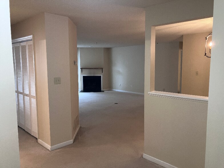 Building Photo - 815 Ridgefield Dr