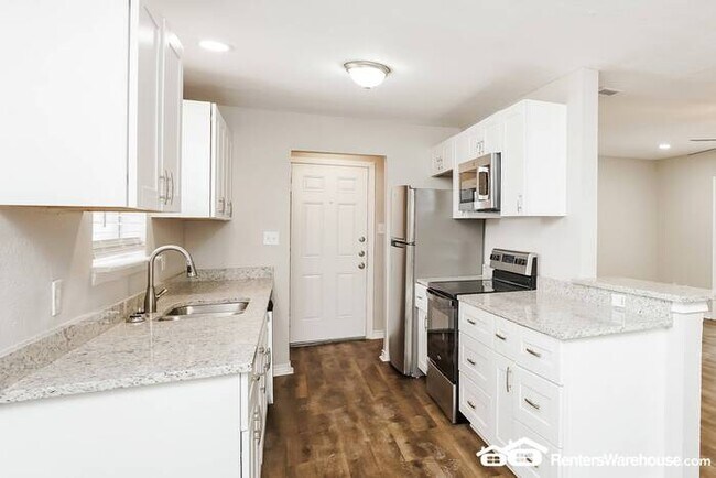 Building Photo - Newly renovated spacious 4 bed/2 bath, wit...