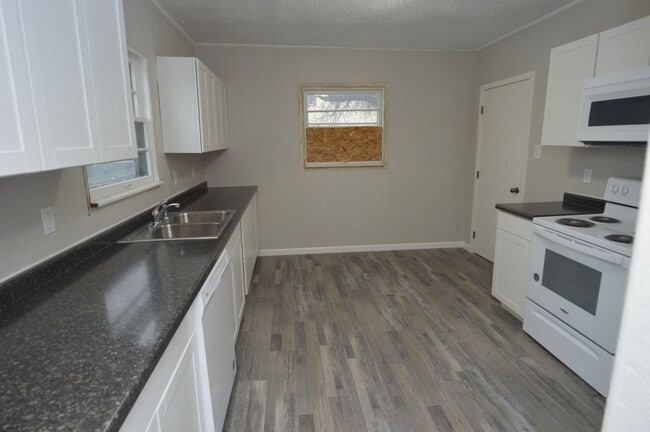 Building Photo - Fully remodeled 3 bedroom 2 bath near downtown and Greenway!