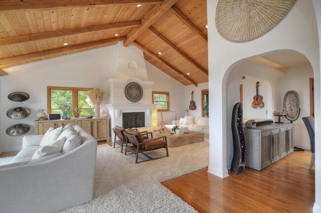 Building Photo - 940 Arbolado Rd